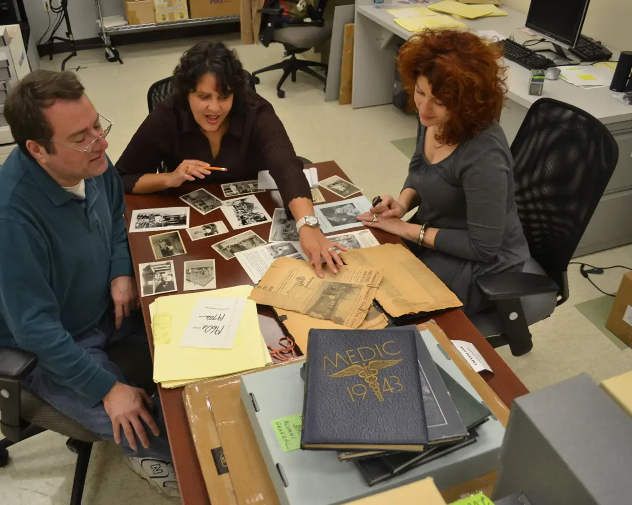 Dorel Shanon (standing), facilitates a breakout group discussion at a team meeting. Pictured from left to right: Dale McCreedy of the Franklin Institute; Joanne Murray of the Legacy Center; Aroutis Foster of Drexel University Goodwin College; Scott Roberts of the Annenberg Center for Public Policy; and Amy J. Cohen of J.R. Masterman School. Image courtesy of Drexel University College of Medicine.