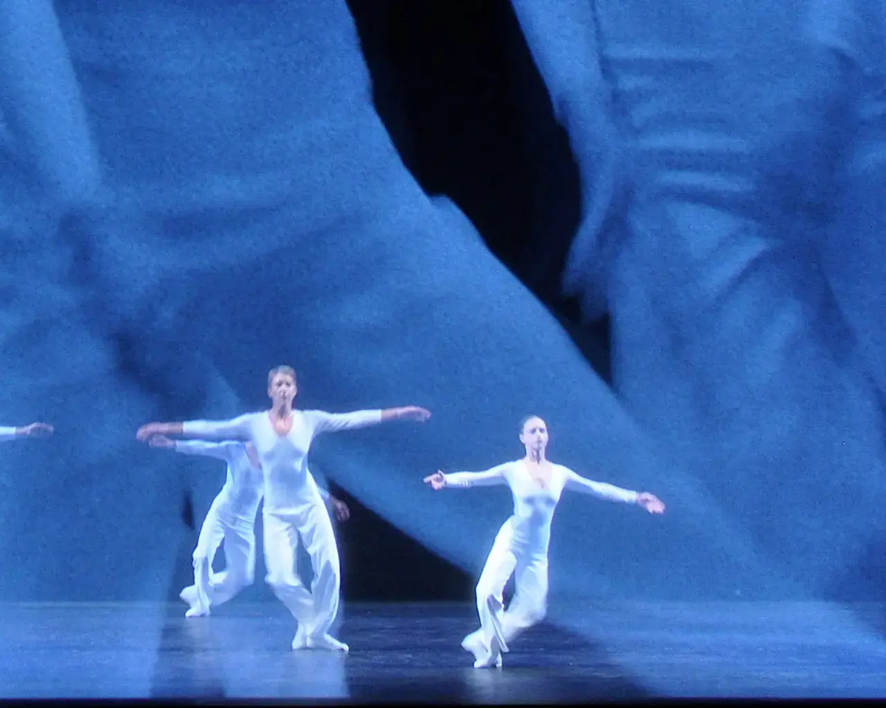 Reconstruction of Lucinda Childs&#39; Dance. Photo by Sally Cohn.