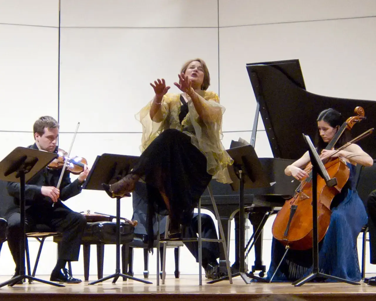 Soprano Lucy Shelton joins the Dolce Suono Ensemble in Schoenberg&#39;s Pierrot lunaire, February 2012, as part of Mahler 100/Schoenberg 60. Left to right: Mimi Stillman, flute; Marc Rovetti, violin; Charles Abramovic, piano; Lucy Shelton, soprano; Yumi Kendall, cello; Paul Demers, clarinet. Photo by Donna Higgins.