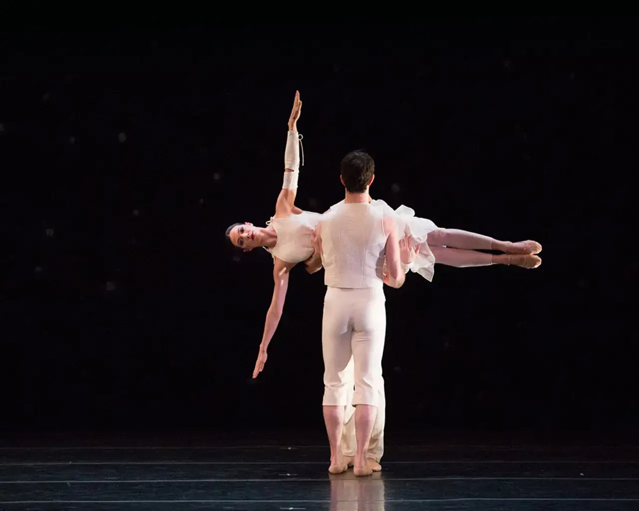 Artists of Pennsylvania Ballet in Trisha Brown&rsquo;s O zlozony/O composite. Photo by Alexander Iziliaev, courtesy of Pennsylvania Ballet.