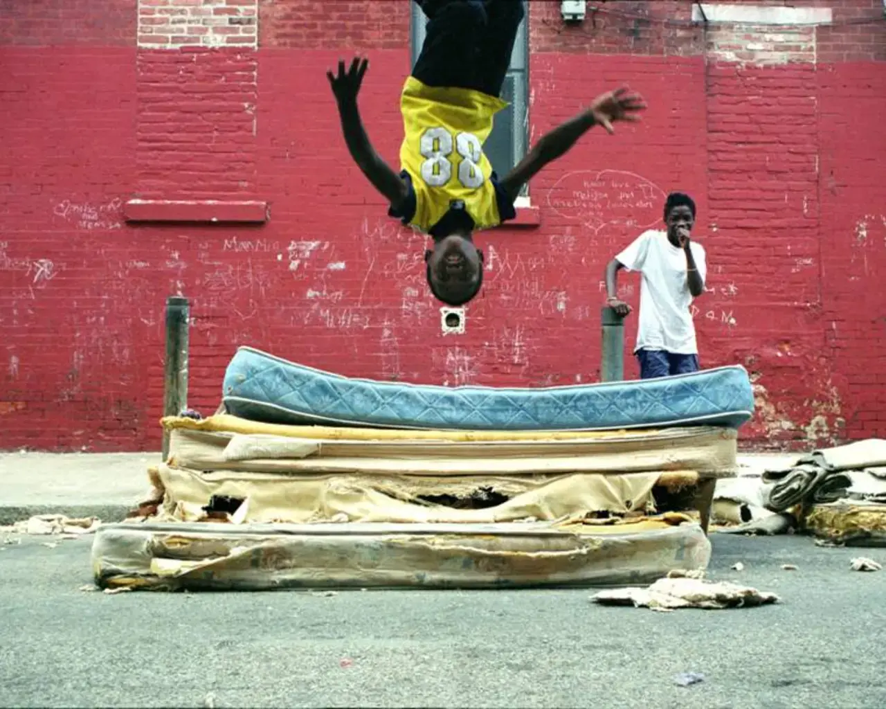 Mattress Flip&nbsp;by Zoe Strauss. Image courtesy of the Philadelphia Museum of Art.