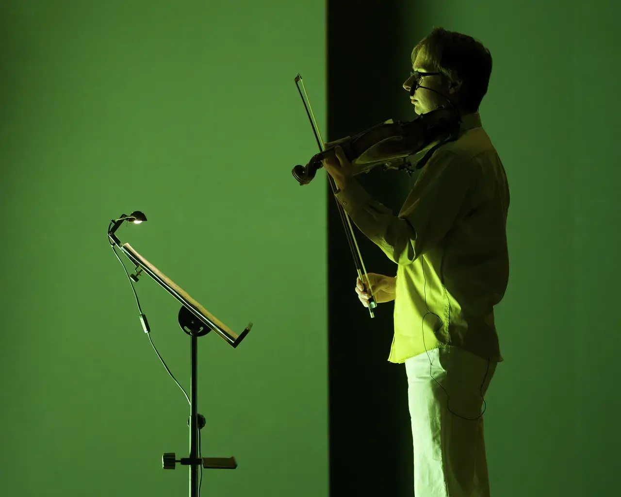 Axel Porath of MusikFabrik performing &ldquo;HOFFNUNG,&rdquo; the 9th hour of KLANG. Photo by Klaus Rudolph.