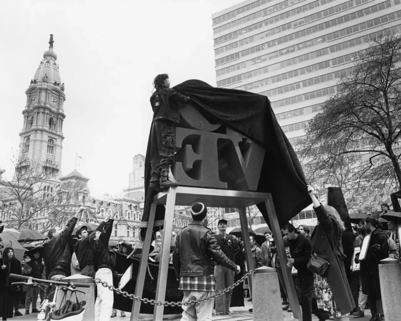 Shrouding of the LOVE sculpture in John F. Kennedy Plaza, Philadelphia, World AIDS Day / Day Without Art, 1992. Photo by Office of the City Representative, City of Philadelphia, courtesy of the John J. Wilcox, Jr. Archives, William Way LGBT Community Center.&nbsp;