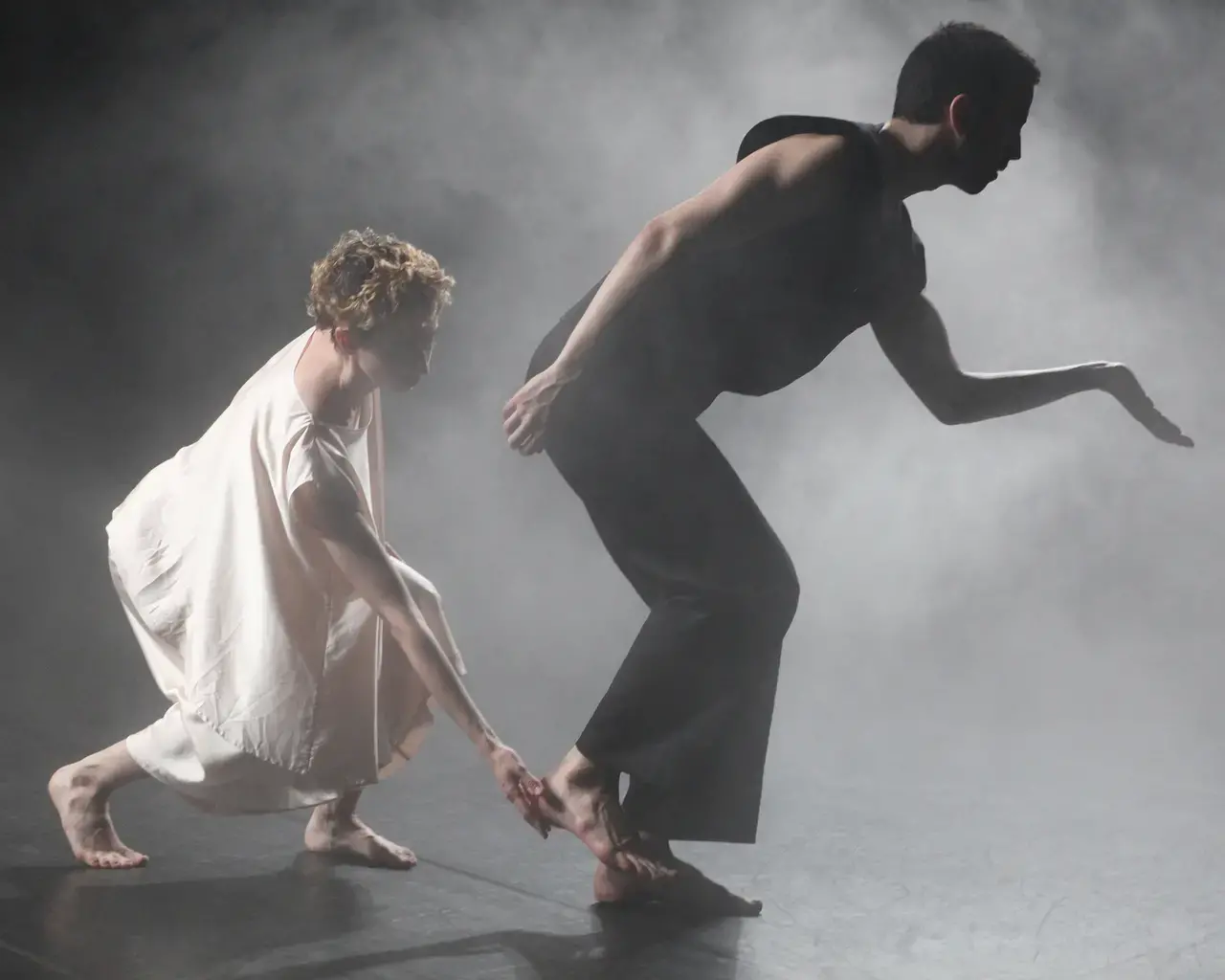Opal Loop, performed by the Trisha Brown Dance Company. Photo © Julieta Cervantes.