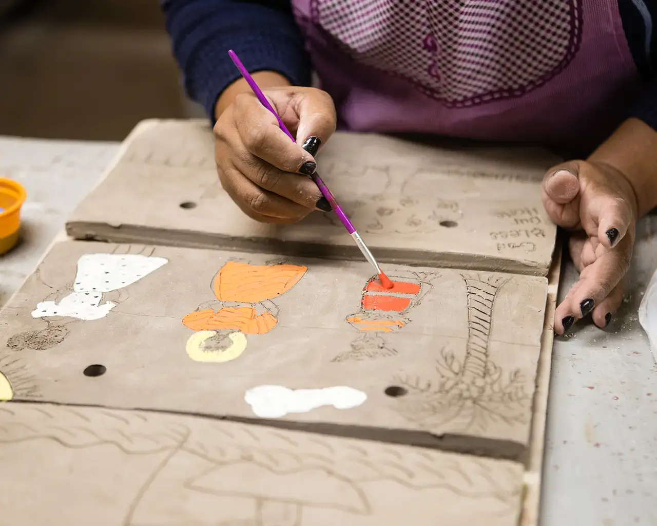 A community member makes art in a free ceramics program for Spanish-speaking older adults with Fleisher Art Memorial. Photo by Dominic Mercier.