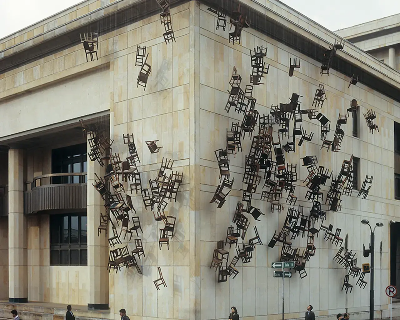 Doris Salcedo,&nbsp;Noviembre 6 y 7, 2002, New Palace of Justice,&nbsp;Bogotá, Colombia. Photo courtesy of the artist.