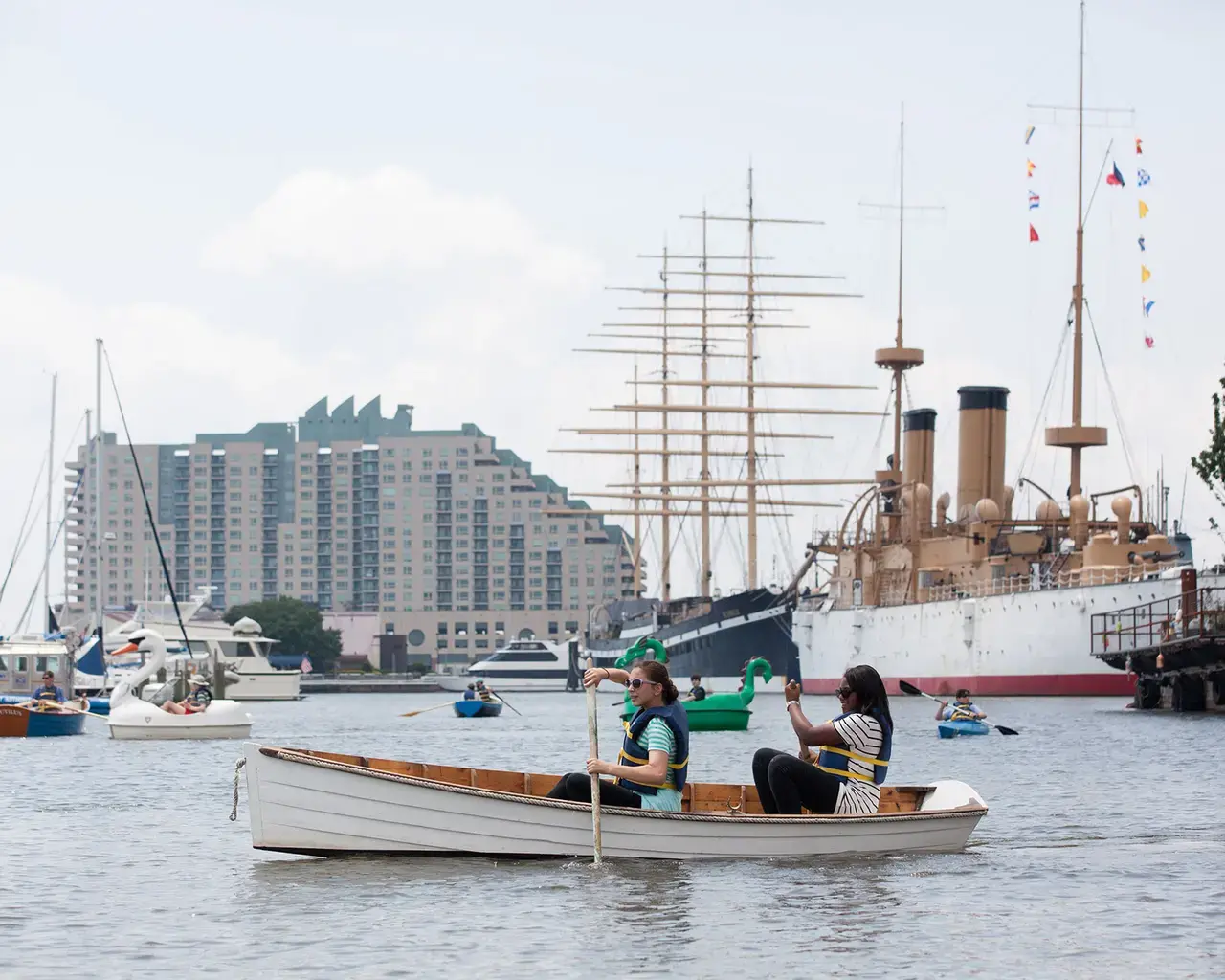 Visitors enjoying the Delaware River through Independence Seaport Museum&rsquo;s Paddle Penn&rsquo;s Landing boat rental program. Photo courtesy of Independence Seaport Museum.