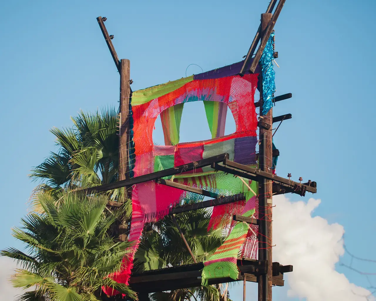 Pew Fellow Jesse Harrod, Hatch, 2019; paracord, metal, wood, found structure; 40’ x 20’ x 10’; site-specific installation; the Bowtie, Los Angeles, CA. Photo by Gina Clyne, courtesy of Clockshop.