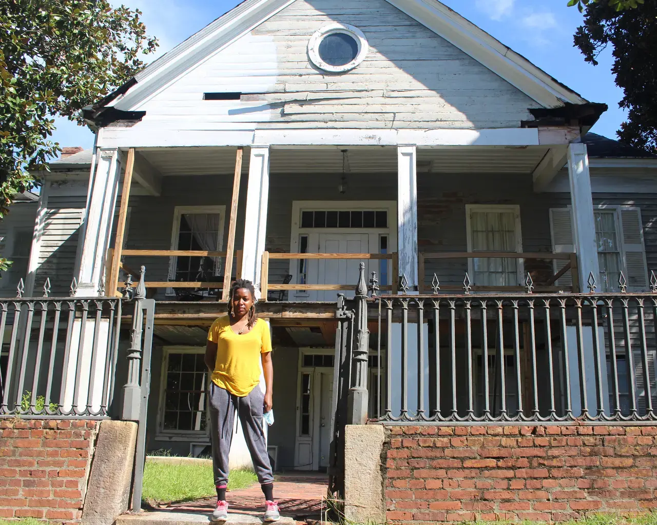 Pew Fellow Adebunmi Gbadebo stands in front of McCord House, built by her enslaved ancestors on True Blue Plantation, Fort Motte, South Carolina.