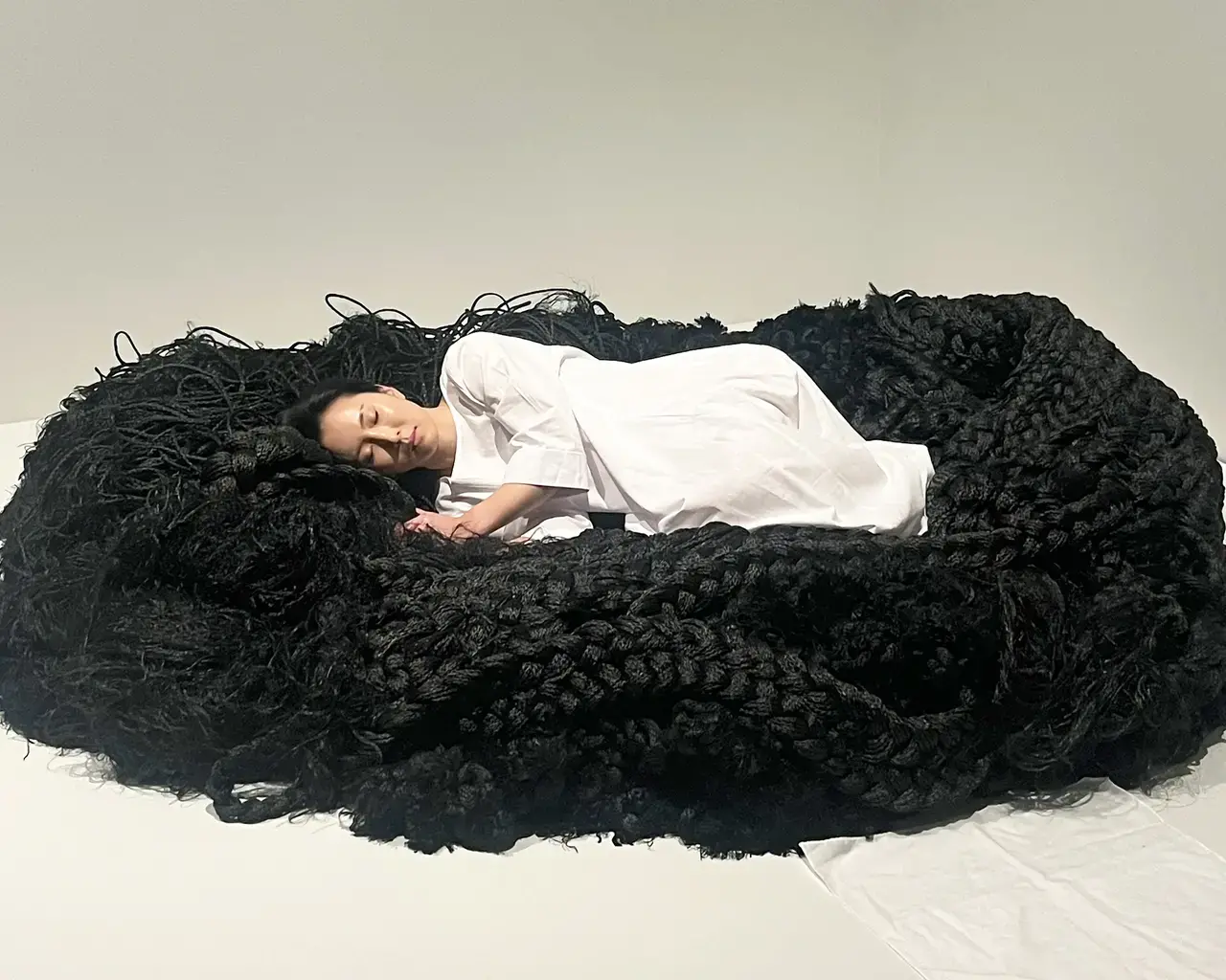 Yuni Kim Lang, Comfort Hair—Woven Identity I, 2013, polypropylene rope, 80" x 100", included in Philadelphia Museum of Art’s The Shape of Time: Korean Art After 1989. Photo by The Pew Center for Arts &amp; Heritage.
