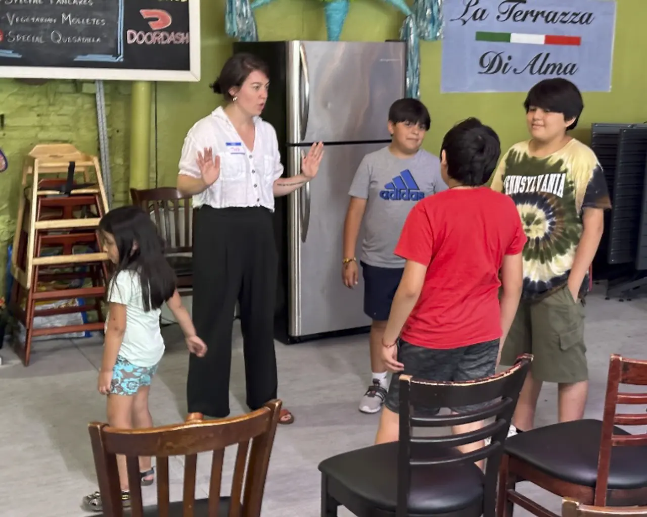 Director and writer Tanaquil Márquez leads students during the first Nichos community workshop.