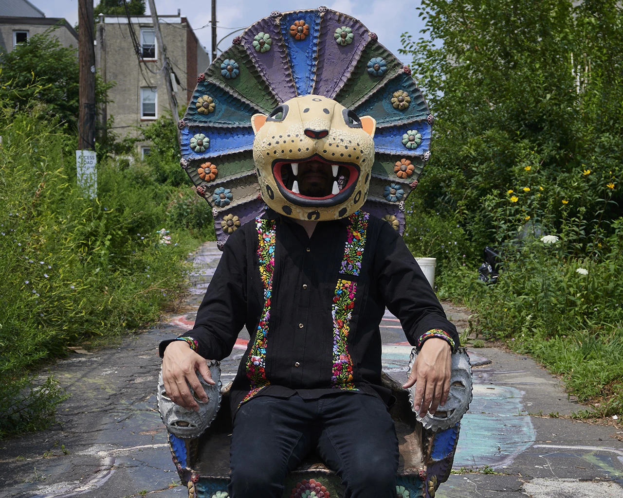 Pew Fellow George Rodriguez, Trono Del Pueblo Jaguar, 2021, stoneware with glaze 72" x 30" x 32", Iglesias Community Gardens in Philadelphia, Pennsylvania. Photo by Isaac Scott.