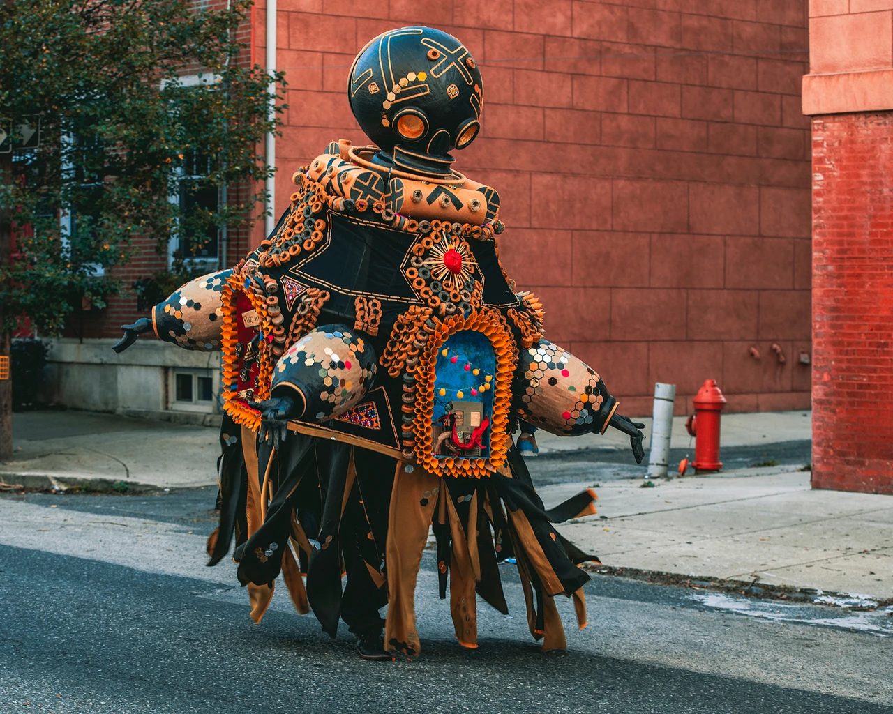 Pew Fellow José Ortiz-Pagán, El Vínculo (ceremonial suit), 2020, Solitary Procession, South Philadelphia, Pennsylvania. Photo by Gustavo García.
