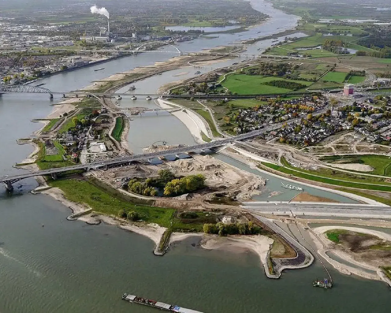 Design With Nature Now, H+N+S, Landscape Architects, Room for the River at Nijmegen, 2016, bird’s-eye view. Photo courtesy of H+N+S, Landscape Architects.