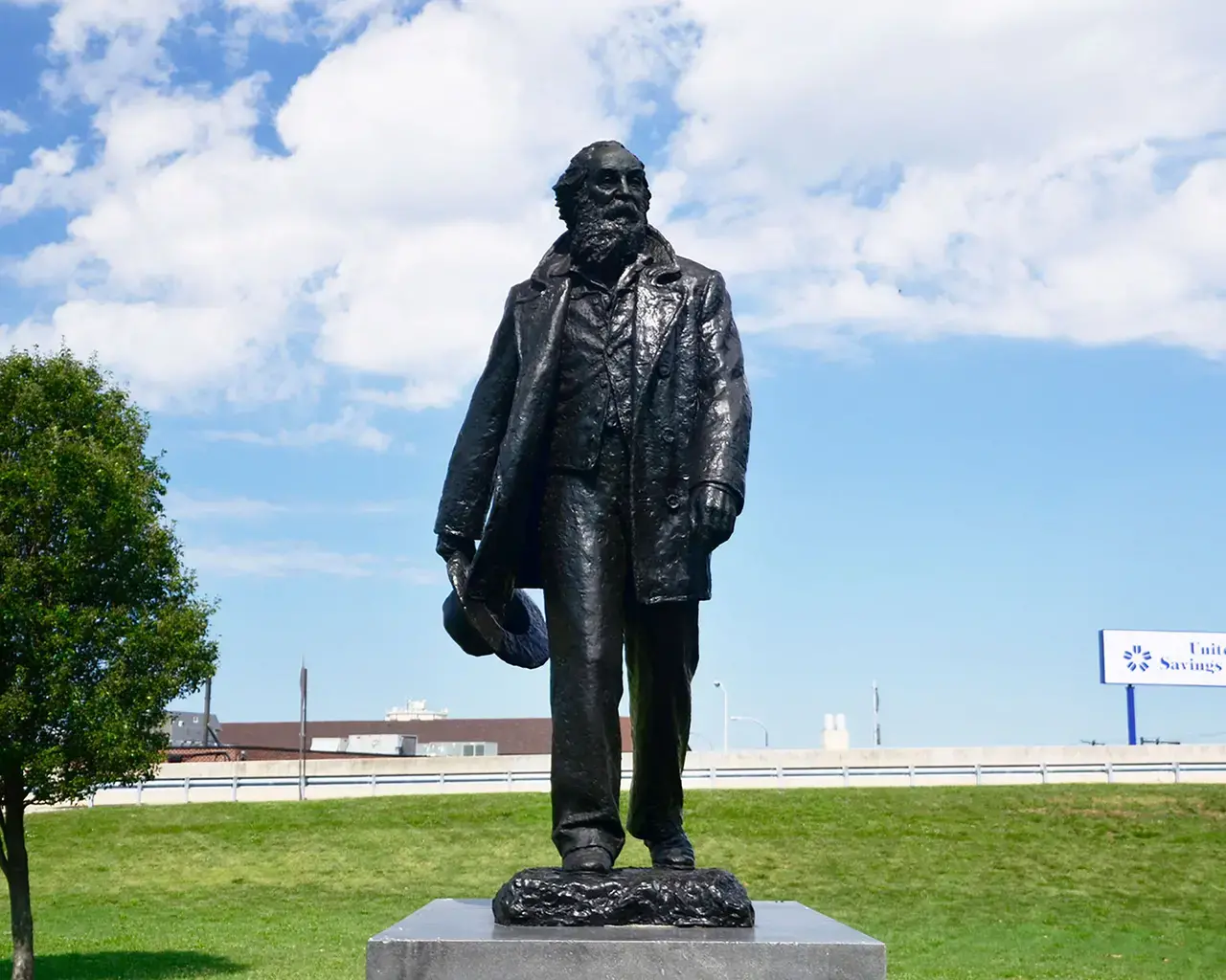 Jo Davidson, "Walt Whitman," 1957, bronze on granite base statue. Photo by Alec Rogers for the Association for Public Art, 2016.