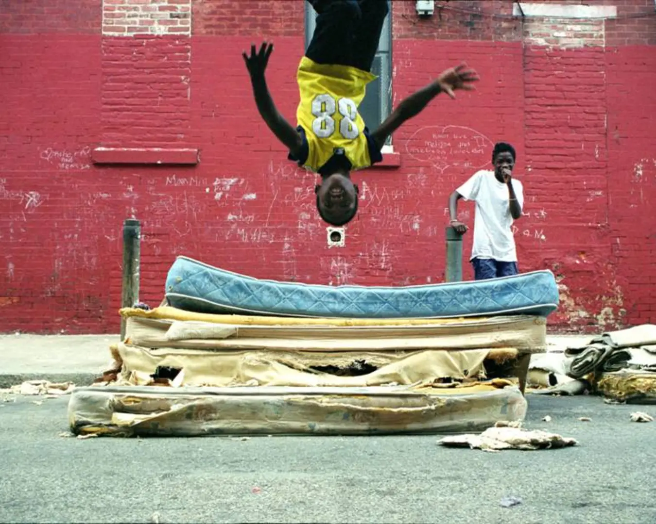 Mattress Flip&nbsp;by Zoe Strauss. Image courtesy of the Philadelphia Museum of Art.