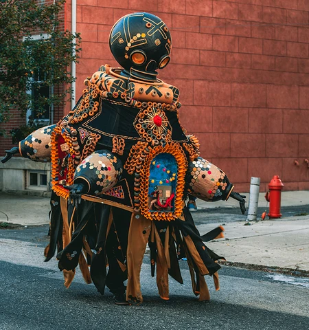 Pew Fellow José Ortiz-Pagán, El Vínculo (ceremonial suit), 2020, Solitary Procession, South Philadelphia, Pennsylvania. Photo by Gustavo García.