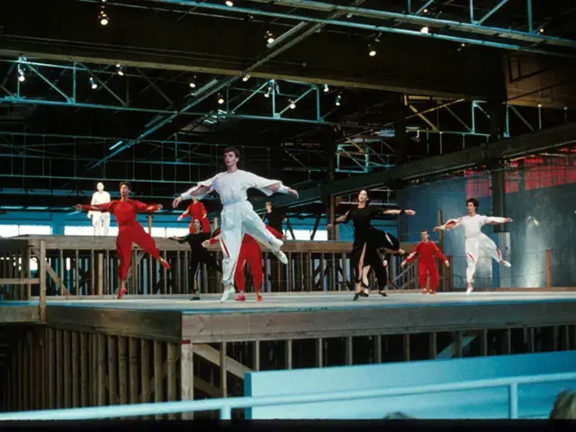 Available Light&nbsp;at the Museum of Contemporary Art, Los Angeles, 1983. Photo by Tom Vinetz. Performers: Lucinda Childs, Nan Friedman, Meg Harper, Janet Kaufman, Priscilla Newell, Steve Bromer, Michael Ing, Erin Matthiessen, Daniel McCusker, Ande Peck, and Garry Reigenborn.