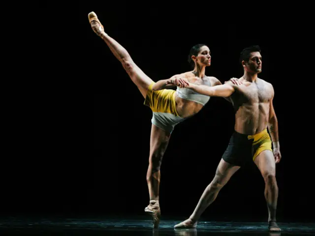 Riolama Lorenzo and Sergio Torrado in Mauro Bigonzetti&rsquo;s Kazimir&rsquo;s Colors. Photo by Alexander Iziliaev.