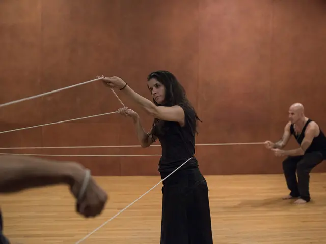 Janine Antoni, Anna Halprin, Stephen Petronio, Rope Dance, 2015. Photo by Hugo Glendinning. Courtesy of the artists and The Fabric Workshop and Museum.