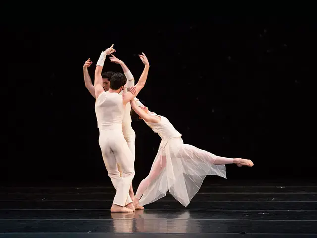 Artists of Pennsylvania Ballet in Trisha Brown&rsquo;s O zlozony/O composite. Photo by Alexander Iziliaev, courtesy of Pennsylvania Ballet.