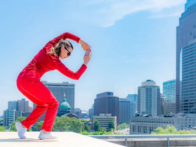 In Motion, In Place: Trisha Brown Dance Company in Fairmount Park. Photo by Vikki Sloviter.