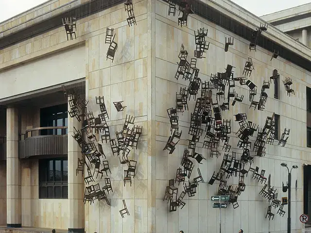 Doris Salcedo,&nbsp;Noviembre 6 y 7, 2002, New Palace of Justice,&nbsp;Bogotá, Colombia. Photo courtesy of the artist.