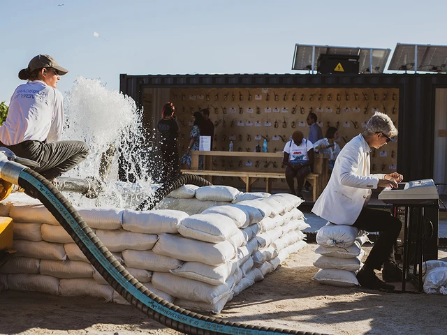 misael soto, Reflecting Pools, 2019. Two performer-operators, one musician, two industrial gas-powered water pumps, approximately 400 filled sandbags, two recycled billboard vinyl tarps, and water. Photo by by Natalia Molina, courtesy of misael soto.&nbsp;