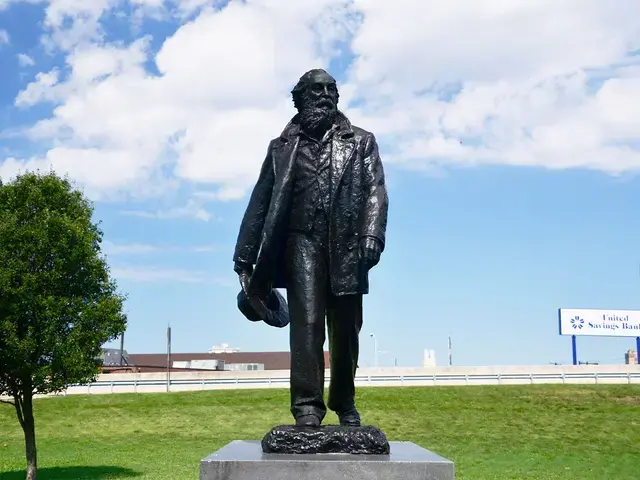 Jo Davidson, "Walt Whitman," 1957, bronze on granite base statue. Photo by Alec Rogers for the Association for Public Art, 2016.