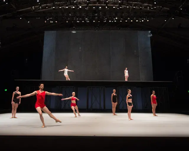 Lucinda Childs&rsquo; Available Light&nbsp;in performance at the Drexel University Armory as part of the 2015 FringeArts Fringe Festival. Photo &copy; Jacques-Jean Tiziou. Courtesy of FringeArts.