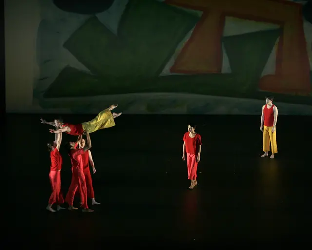 PRESENT TENSE, performed by the Trisha Brown Dance Company. Photo &copy; Naoya Ikegani Saitama Arts Foundation, 2006.