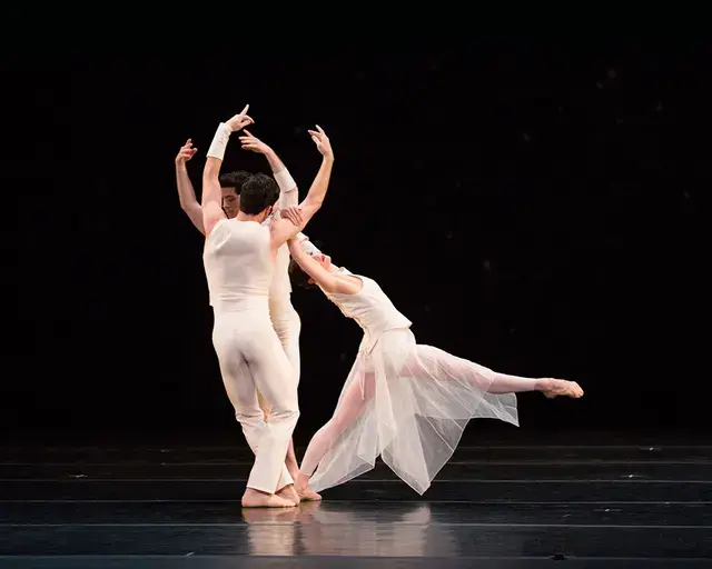 Artists of Pennsylvania Ballet in Trisha Brown&rsquo;s O zlozony/O composite. Photo by Alexander Iziliaev, courtesy of Pennsylvania Ballet.