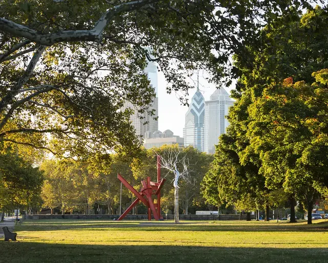 Mark di Suvero, Iroquois, 1983-1999; Roxy Paine, Symbiosis, 2011; Benjamin Franklin Parkway. Photo by James Ewing Photography, courtesy of the Association for Public Art.