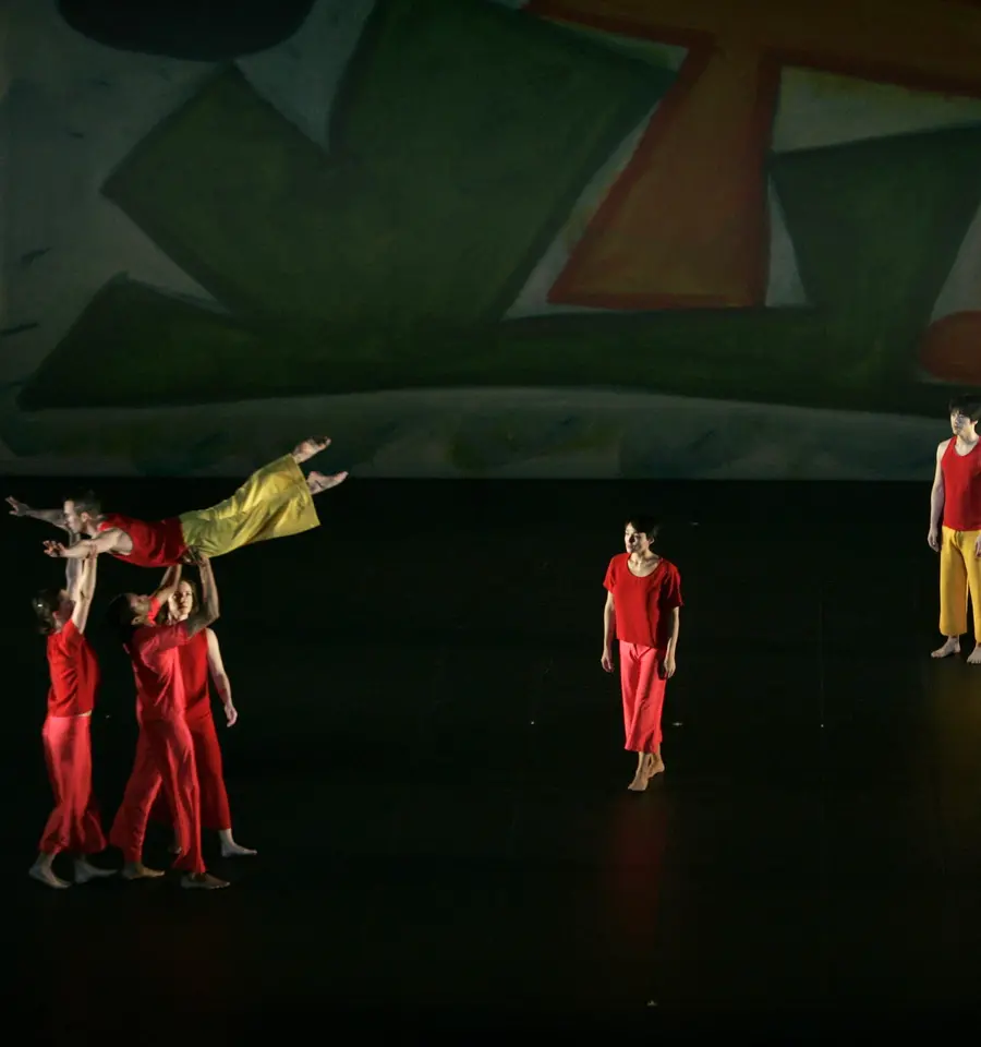 PRESENT TENSE, performed by the Trisha Brown Dance Company. Photo &copy; Naoya Ikegani Saitama Arts Foundation, 2006.