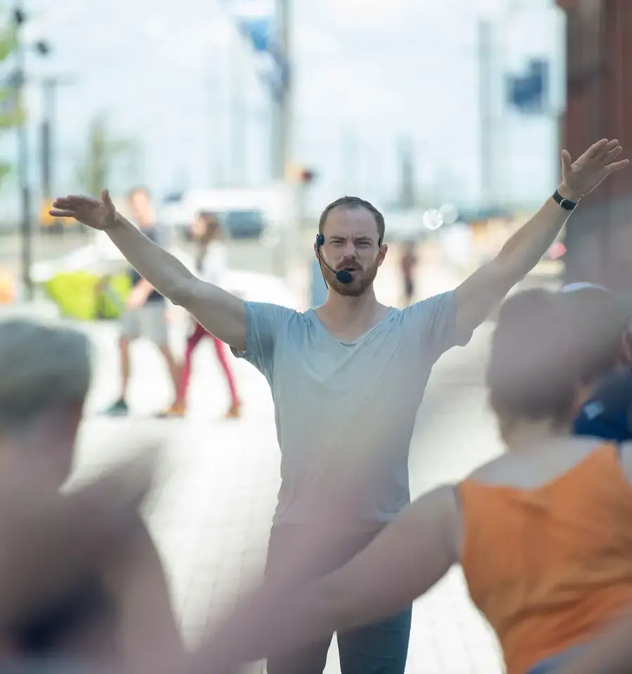 Boris Charmatz leading community workshop, Drexel University, 2016. Photo by JJ Tiziou.