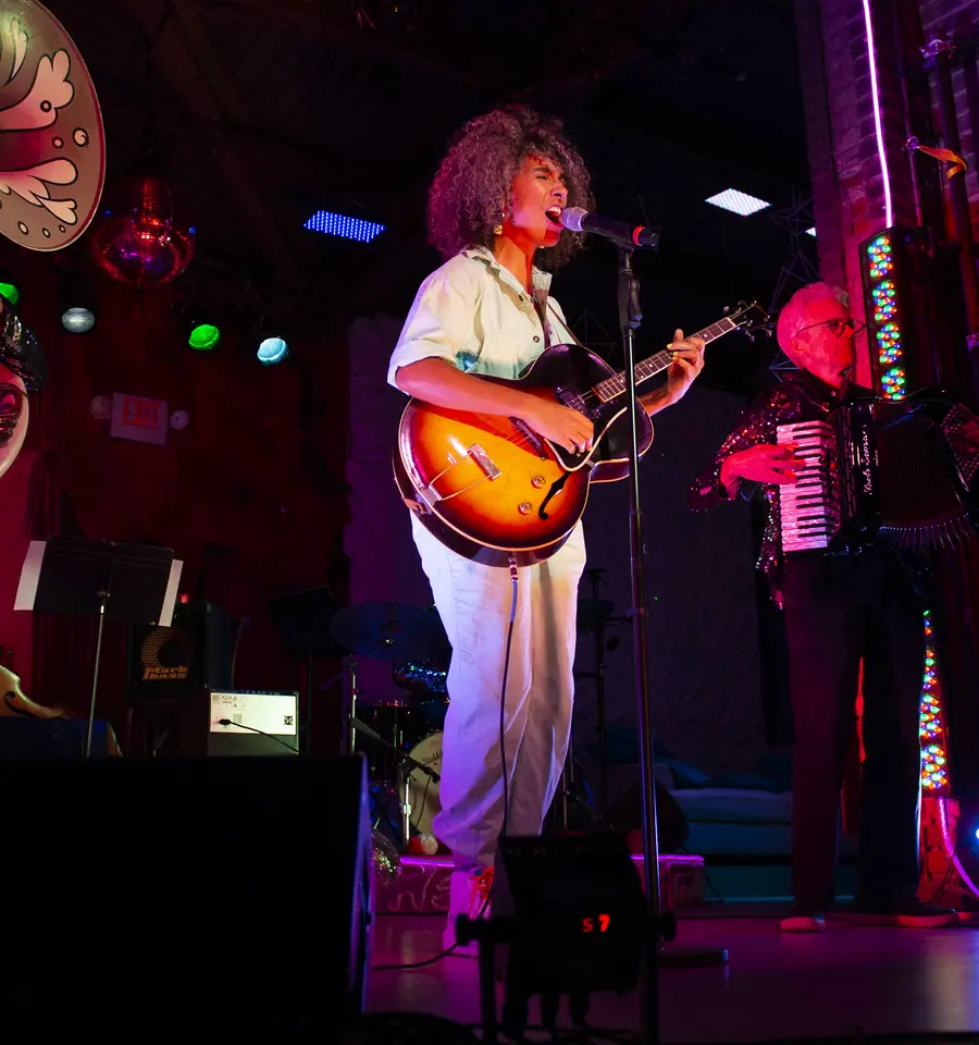 Pew Fellow Samantha Rise performs in the&nbsp;Late Night Snacks cabaret, 2022, Philadelphia, PA. Photo by Joe Lamberti.&nbsp;